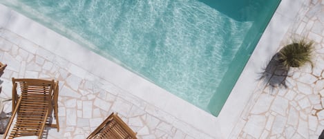 Piscine extérieure, parasols de plage, chaises longues