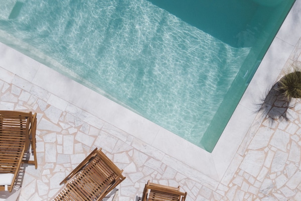 Außenpool, geöffnet von 11:00 Uhr bis 19:00 Uhr, Sonnenschirme