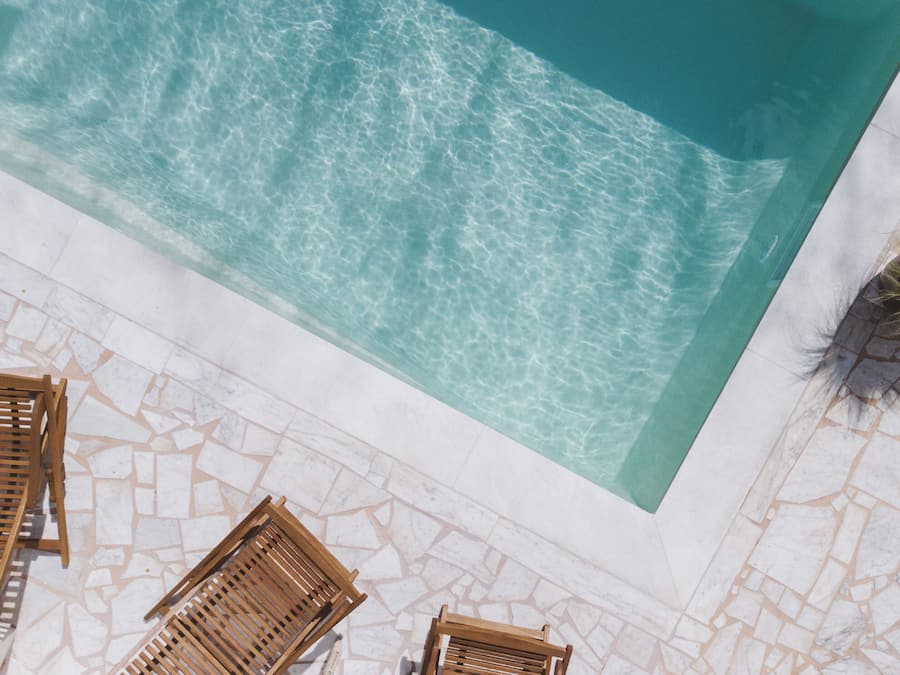 Piscina externa, funciona das 11h às 19h, guarda-sóis, espreguiçadeiras