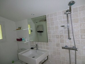 Bathtub, hair dryer, towels