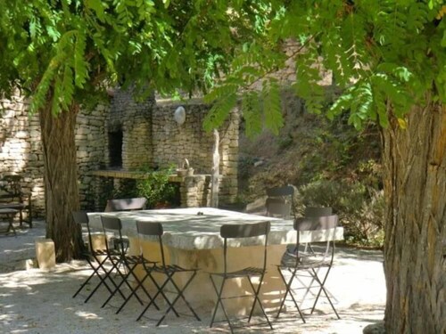  Air Conditioning House with character located  in Luberon