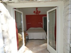 4 bedrooms, iron/ironing board, travel crib, free WiFi -  Air Conditioning House with character located  in Luberon (Ménerbes)