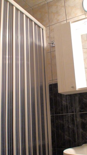 Een douche, een haardroger, een bidet, handdoeken