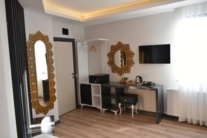 Deluxe Room, Balcony, Sea View | Egyptian cotton sheets, premium bedding, minibar, in-room safe - Avcilar Garden Hotel (Istanbul)