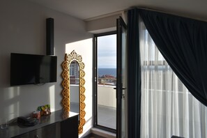 Deluxe Room, Balcony, Sea View | Egyptian cotton sheets, premium bedding, minibar, in-room safe - Avcilar Garden Hotel (Istanbul)