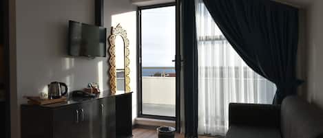 Deluxe-Zimmer, Balkon, Meerblick | Bettwäsche aus ägyptischer Baumwolle, hochwertige Bettwaren, Minibar