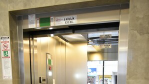 An elevator with a digital display, a weight limit sign, and a floor indicator. - Avcilar Garden Hotel (Istanbul)