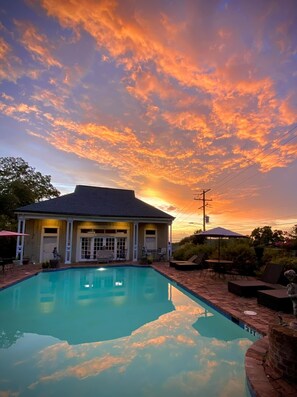 Kolam renang outdoor, dengan kursi berjemur