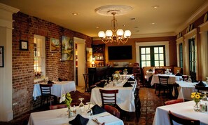 Breakfast, dinner and brunch served - Anchuca Historic Mansion & Inn (Vicksburg)