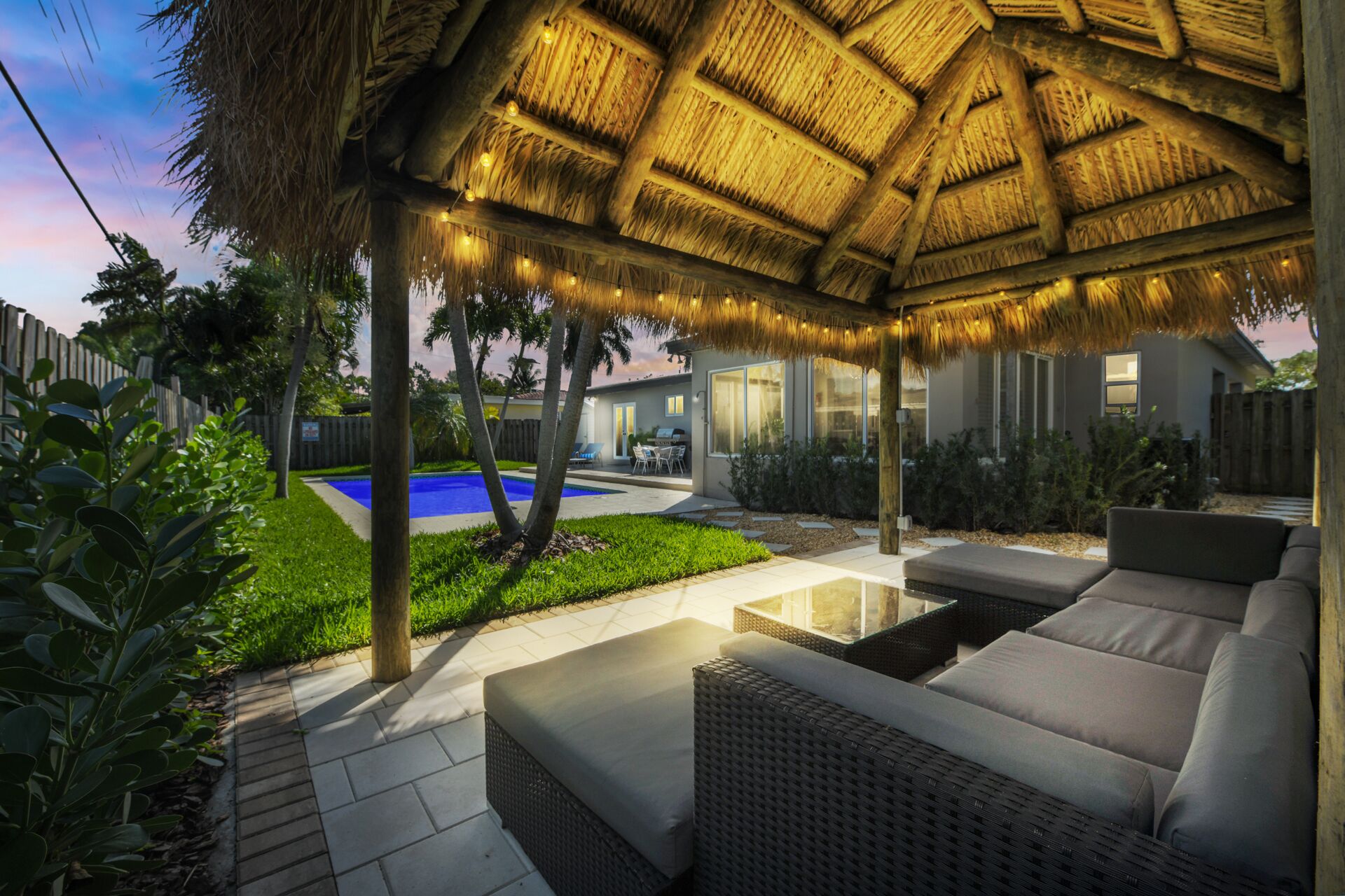 Amazing Tropical Retreat, Private Heated Pool Mins from the beach