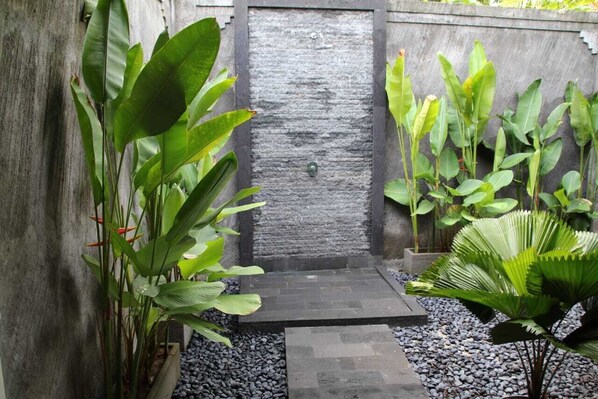 Deluxe Double or Twin Room | Bathroom shower - Toekad Ayung Villa (Ubud)