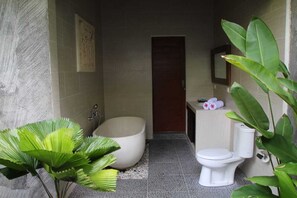 Deluxe Double or Twin Room | Bathroom | Shower, towels, soap, shampoo - Toekad Ayung Villa (Ubud)