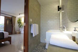 Deluxe Room | Bathroom | Shower, rainfall showerhead, towels, soap