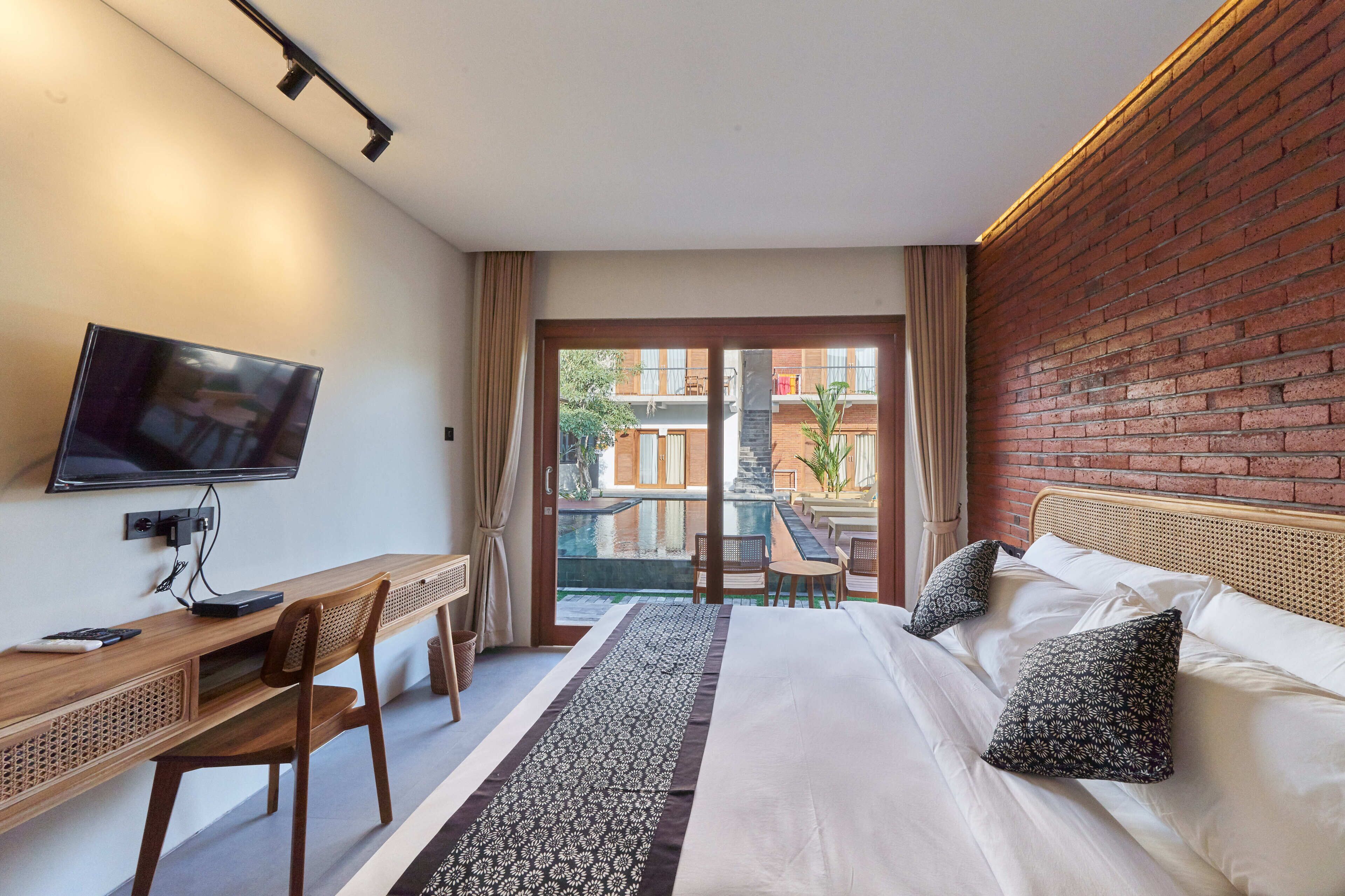 Desk, soundproofing, free WiFi, bed sheets