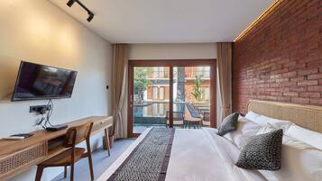 Desk, soundproofing, free WiFi, bed sheets