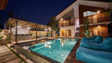 Bagian depan properti - sore/malam