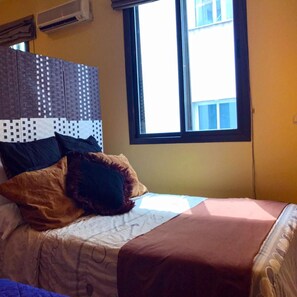 1 slaapkamer, een strijkplank/strijkijzer, beddengoed