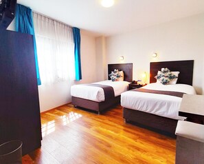 Habitación estándar con 2 camas individuales | Edredones de plumas y espacio para trabajar con un portátil