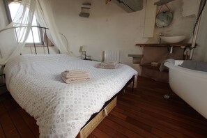 2 bedrooms, free WiFi, bed sheets - Unusual stay in a mill on the Loire (INGRANDES LE FRESNE SUR LOIRE)