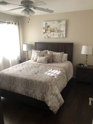 2 camere, una scrivania, ferro/asse da stiro, culla da viaggio