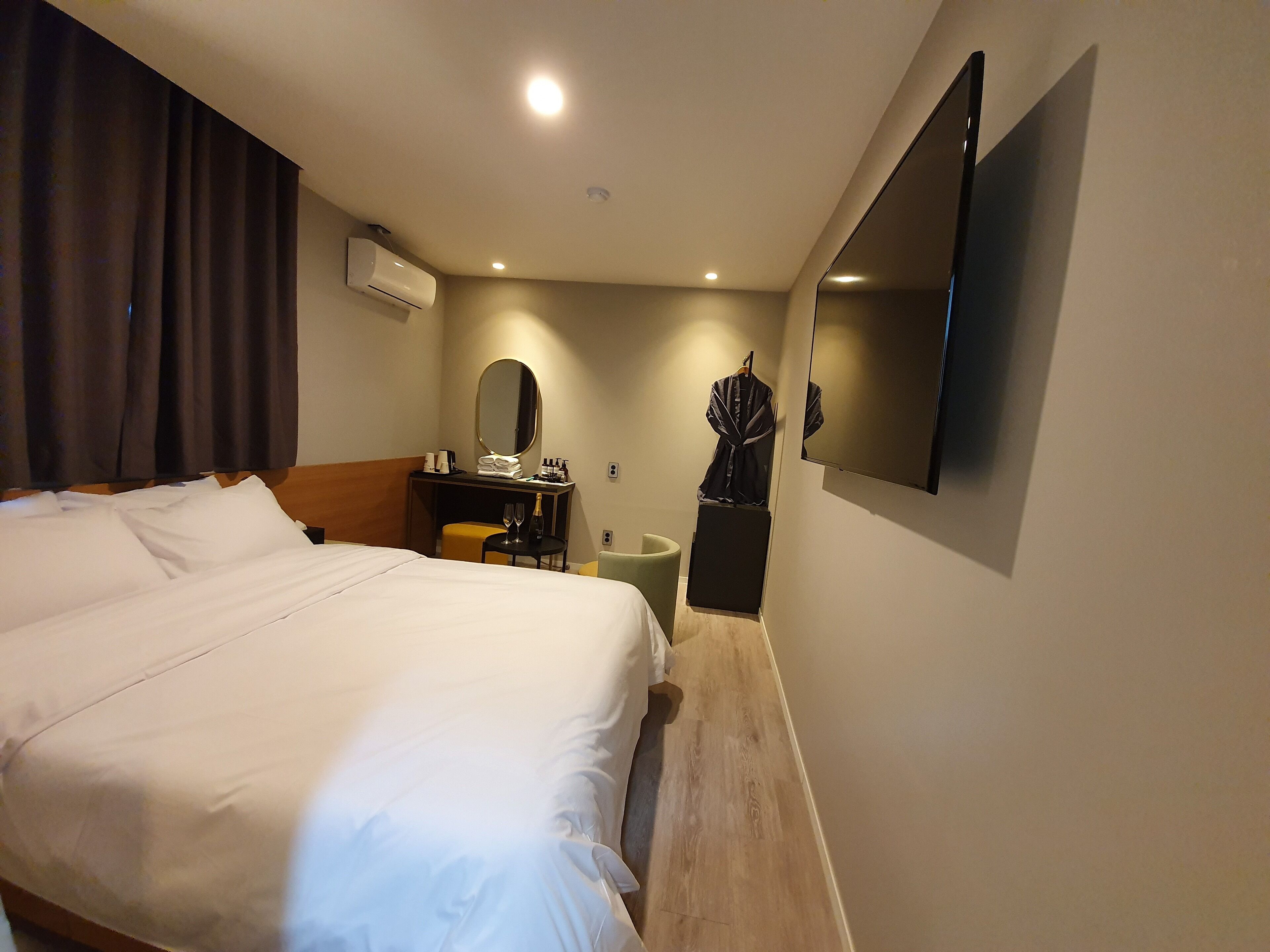 standard room | premium bedding, memory-foam beds, minibar, desk