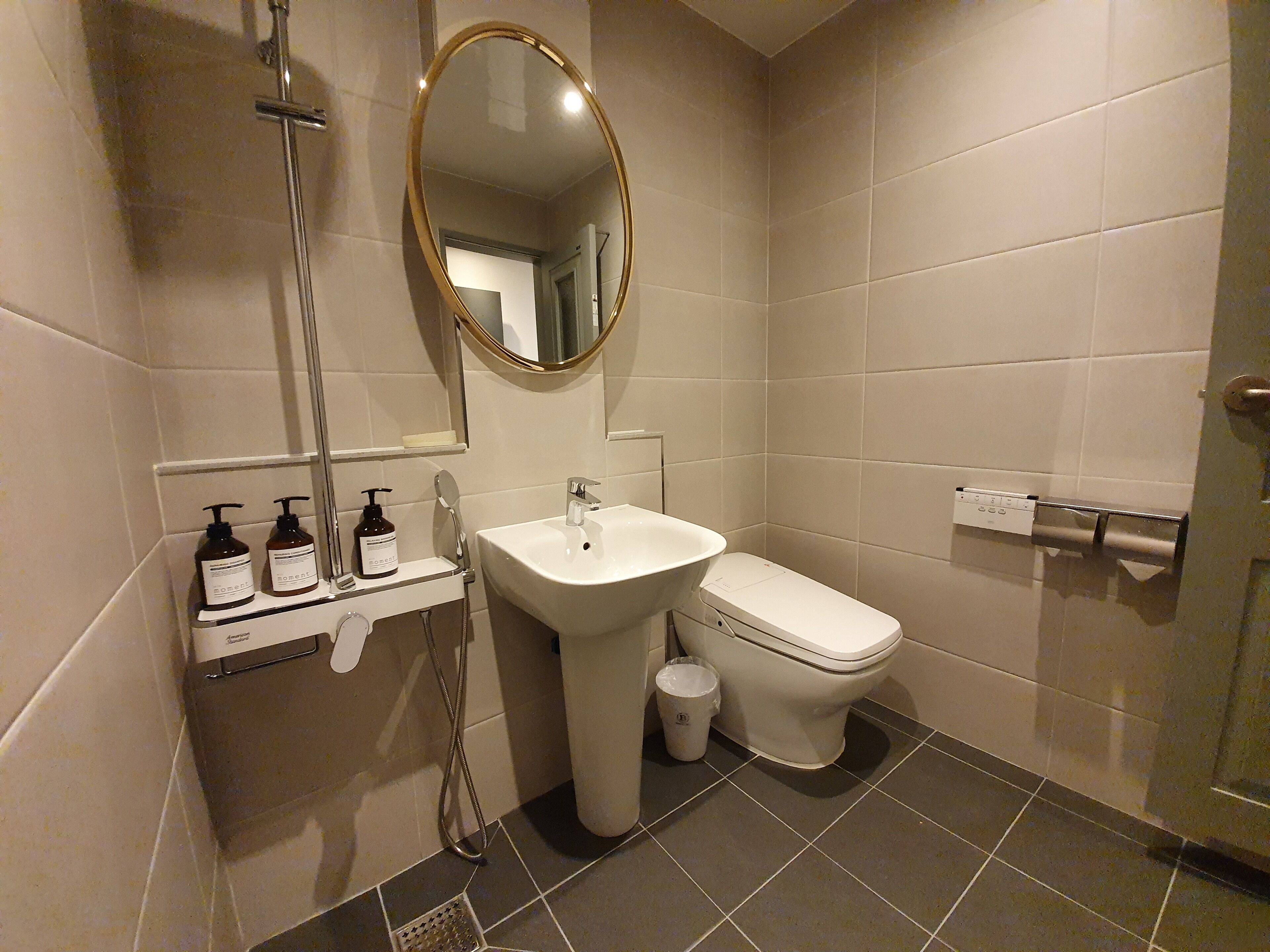 standard room | bathroom | free toiletries, hair dryer, bathrobes, slippers