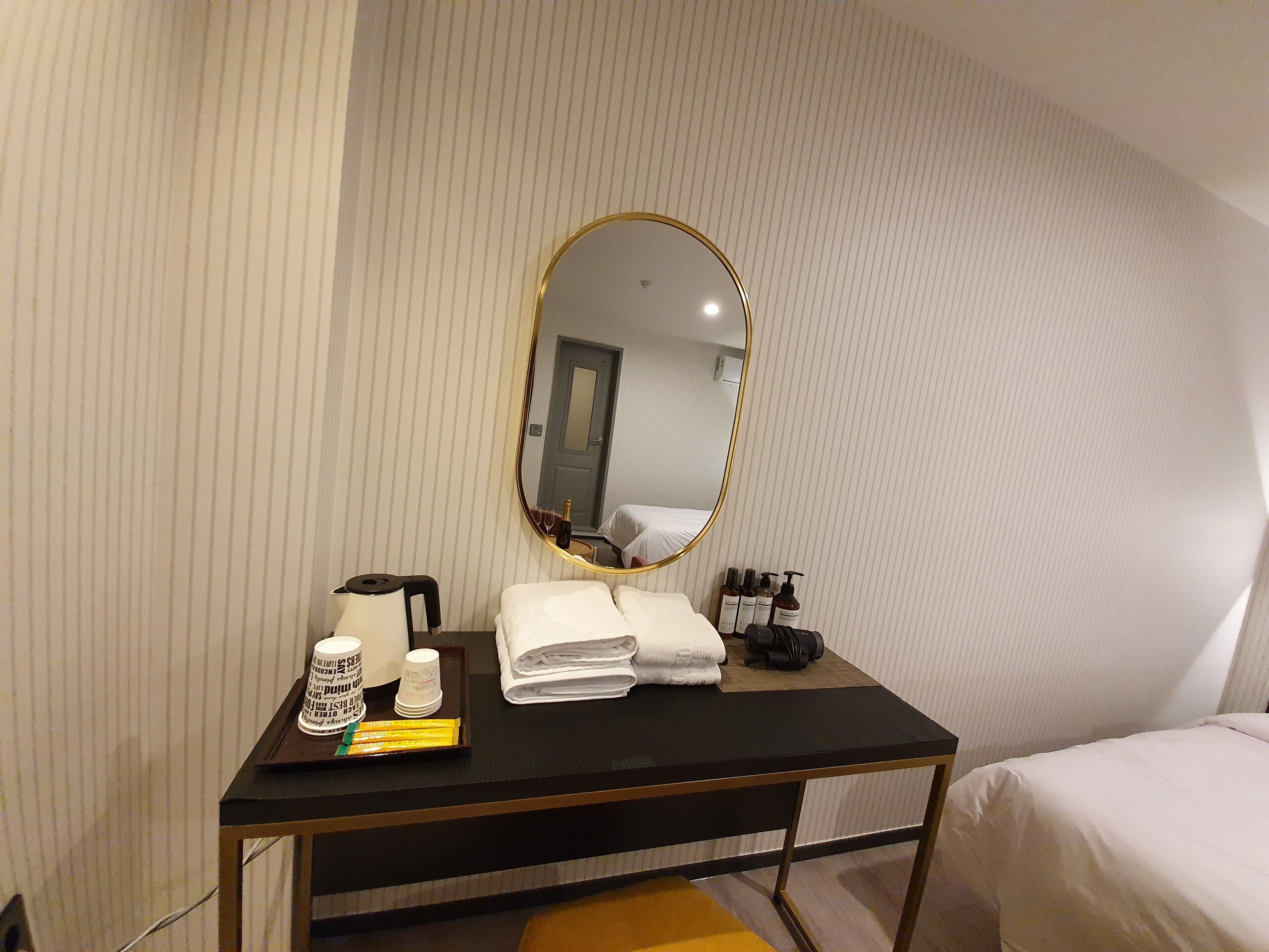 premium twin room | room amenity