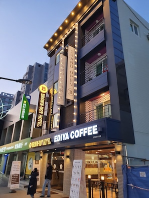 A modern building with multiple signs, including "EDIYA COFFEE" and "BROWN-DOT HOTEL". - Brown-Dot Hotel (Pyeongtaek)