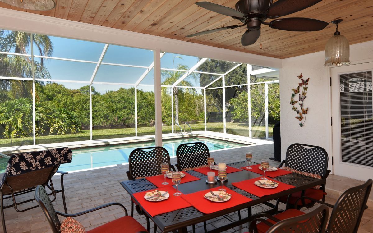 BEAUTIFUL UPDATED VILLA,  LAKE VIEW,  HEATED POOL, CLOSE TO BEACH