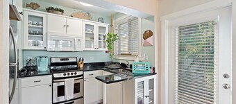 Downtown Cottage-Quiet-Private-Close to Everything