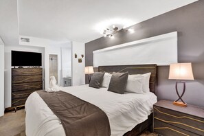 2 bedrooms, iron/ironing board, WiFi, bed sheets - Bright Beachside Getaway Apt #9 (Pompano Beach)