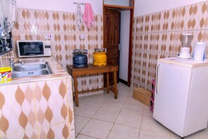 Kylskåp, mikrovågsugn, diskmaskin och grytor/köksredskap