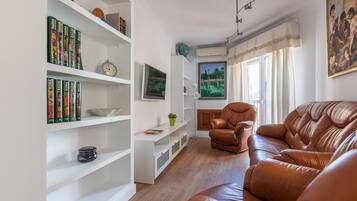 Een smart-tv en boeken