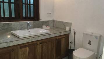 Deluxe Villa | Bathroom | Shower, rainfall showerhead, towels