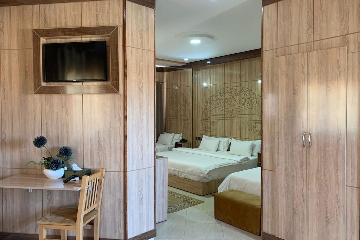 Phòng Suite | Bộ đồ giường cao cấp, minibar, két bảo mật tại phòng, bàn