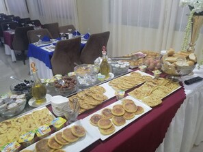 Free daily buffet breakfast - Hotel Oasis Palace (Lkheng)