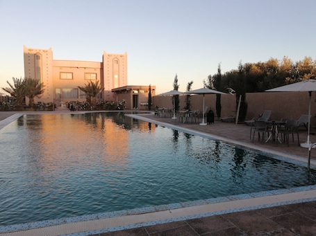 Outdoor pool. Hotel Oasis Palace