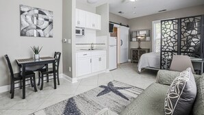Een modern appartement met een eethoek, kitchenette en woonkamer.
