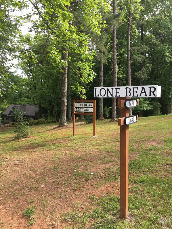 Un indicador señala 'Lone Bear Cottages' y una casa en una zona boscosa.