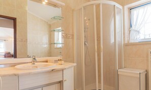 Combined shower/bathtub, hair dryer, bidet, towels