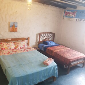 经典三人房 | 羽绒被、特色装修、特色家居、笔记本电脑工作区