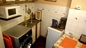 Een koelkast, een microgolfoven, een oven, een kookplaat
