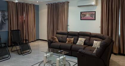 1 Bed Apartment Sleeps 2 - Parking, Garden, Wifi