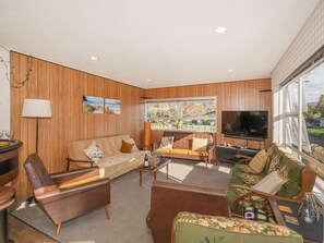TV - Linton's Sunshine Retreat - Whangamata Home (Whangamata)