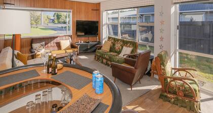 Linton's Sunshine Retreat - Whangamata Home