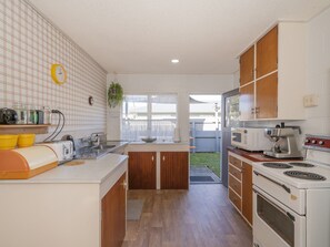 Fridge, microwave, toaster, cookware/dishes/utensils - Linton's Sunshine Retreat - Whangamata Home (Whangamata)