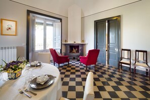 Dining - Villa for 10 People with private pool, garden and free WiFi (Randazzo)