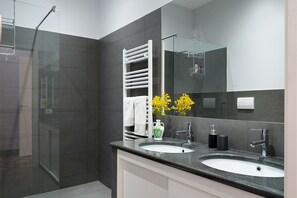 Shower, hair dryer, bidet - Villa for 10 People with private pool, garden and free WiFi (Randazzo)