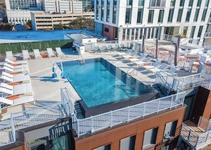 Una piscina al aire libre, una piscina climatizada