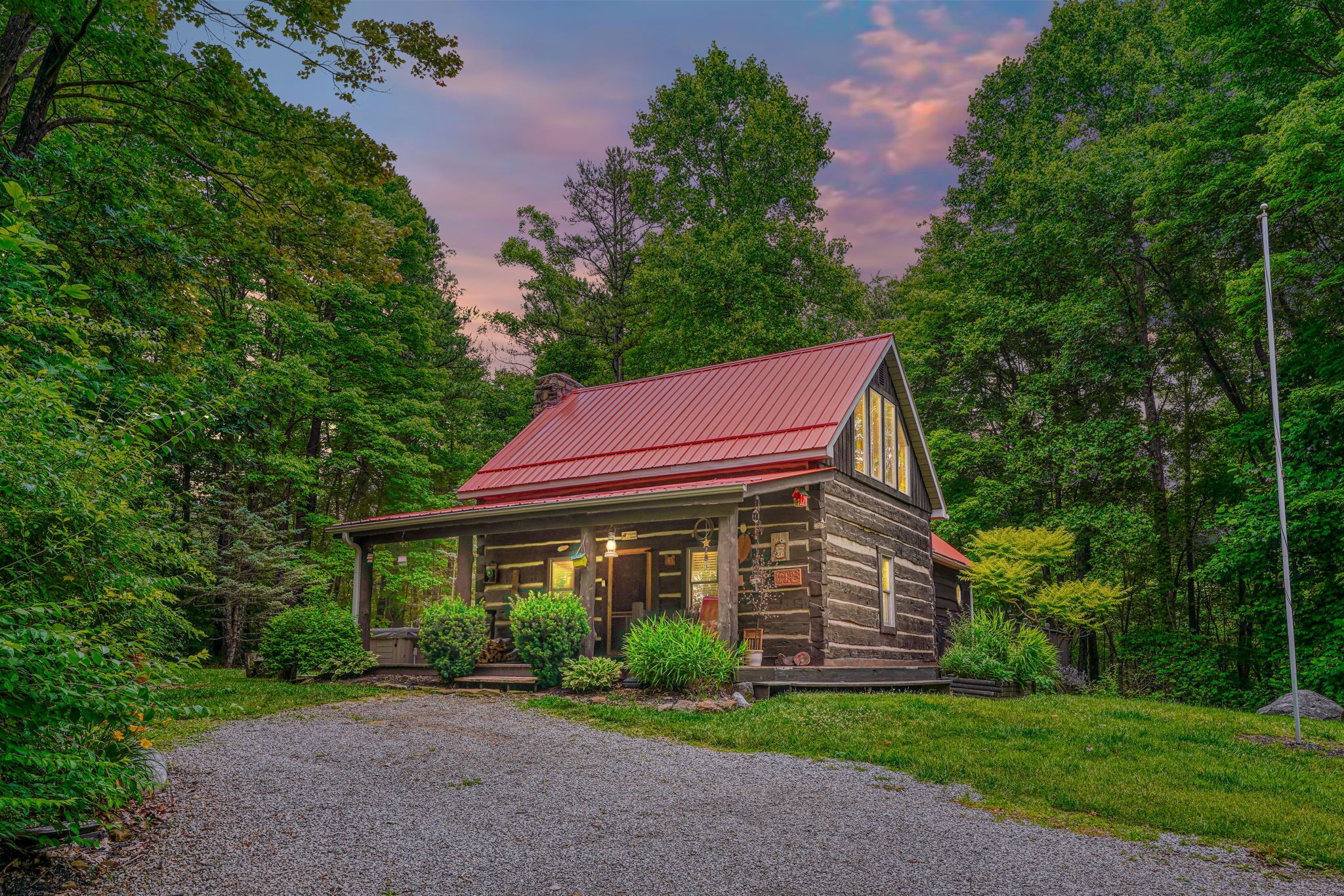Authentic log cabin in a park-like setting. Just minutes from Rock House!